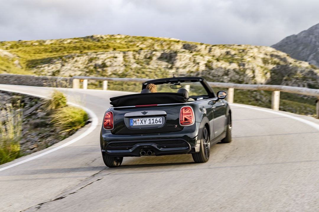 P90478864_highRes_mini-cooper-s-conver