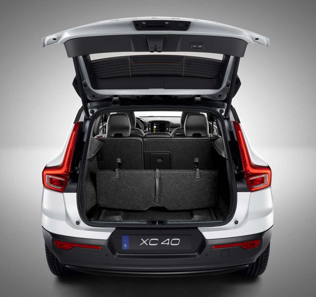 265600_XC40_AWD_R-Design_expression_in_Crystal_White_Pearl