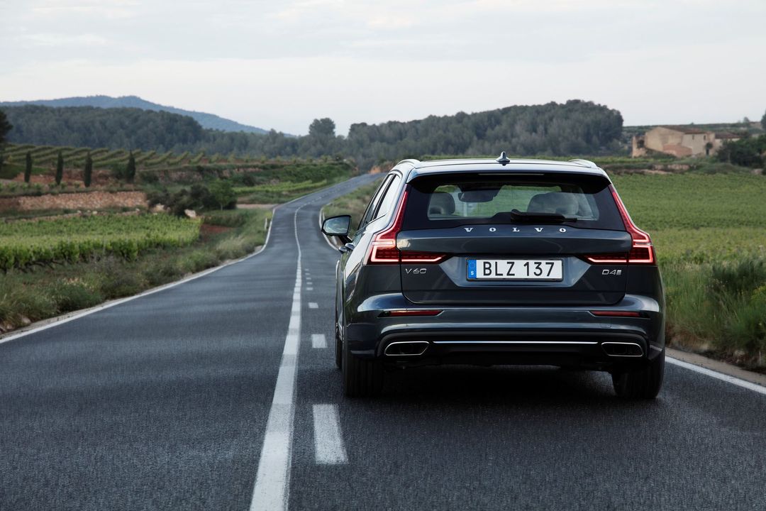 228898_New_Volvo_V60_D4_Inscription_Denim_Blue