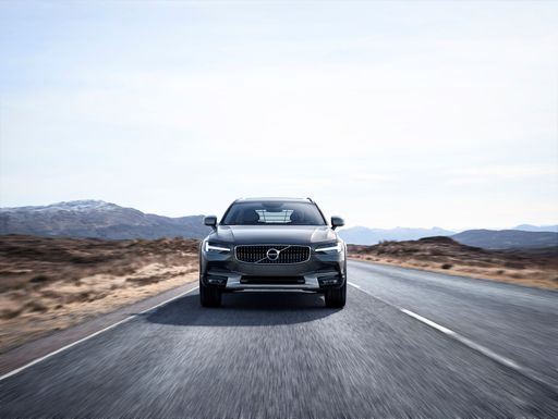 198312_New_Volvo_V90_Cross_Country_Driving
