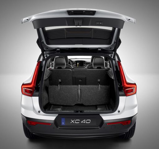 265600_XC40_AWD_R-Design_expression_in_Crystal_White_Pearl