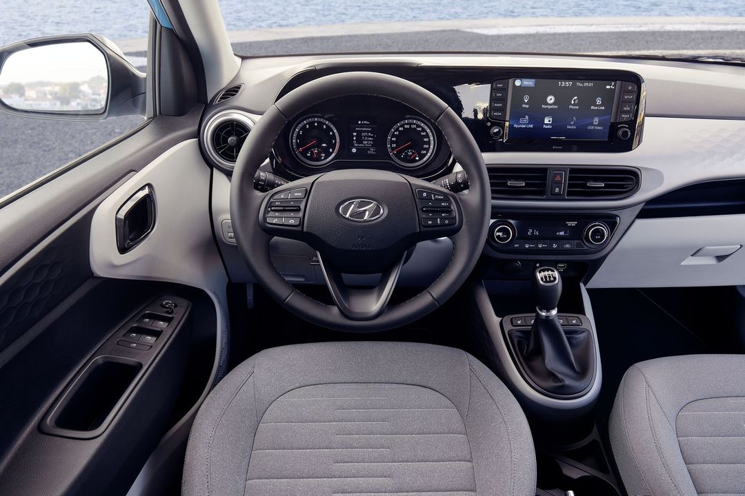 hyundai-i10-0120-aqua-turquoise-interior-02