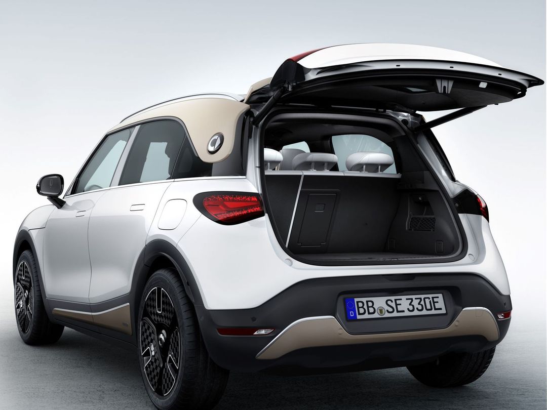 Limbo_Edition1_EXT_09_White_Gold_Powered_Tailgate