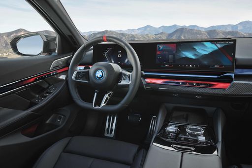 P90505515_highRes_the-new-bmw-i5-m60-x