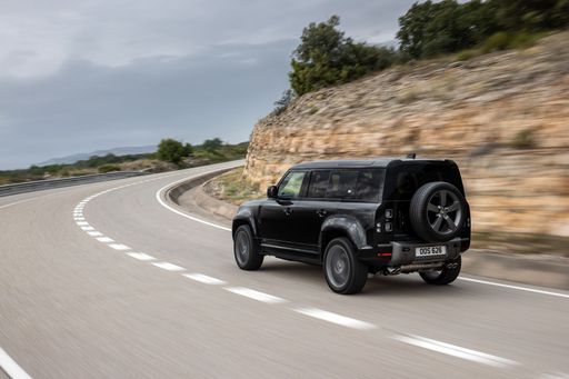 DEF_110_V8_22MY_ONROAD_210721_15