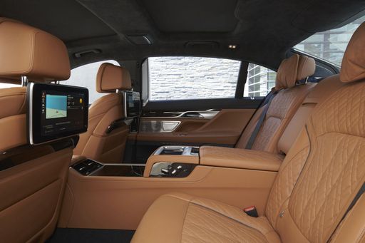 P90342356_highRes_the-new-bmw-750li-xd