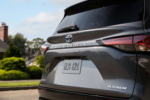 Toyota_2025-Sienna_Platinum_0012-1500x1000