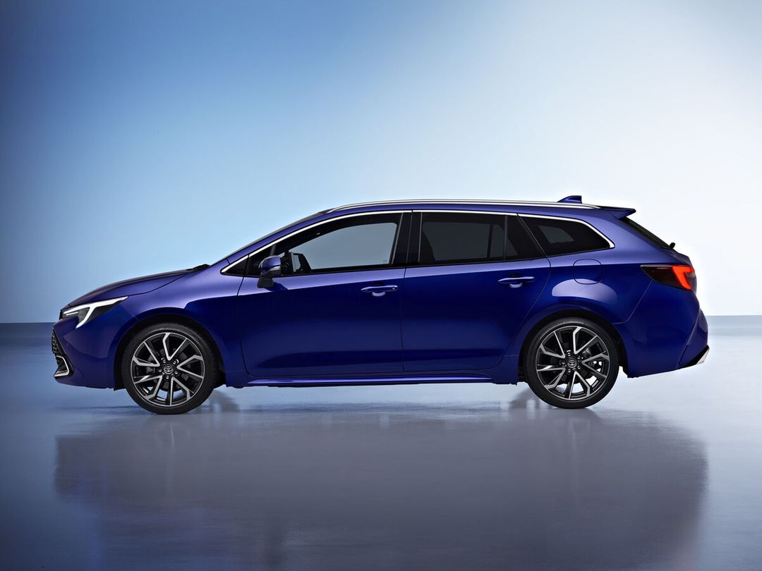 77007-2022-corolla-touring-sports-wp-007-web-lr