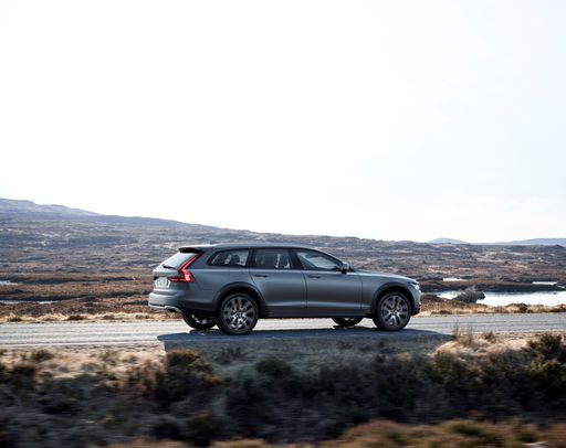 198309_New_Volvo_V90_Cross_Country_Driving_Matte