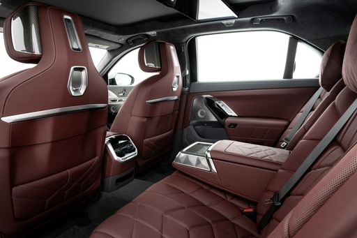 P90458219_highRes_the-new-bmw-760i-xdr