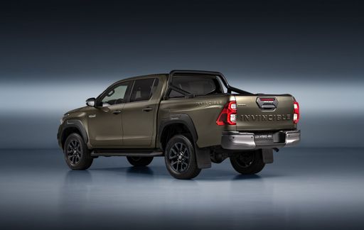 84230-2023hiluxhybrid48vmain02