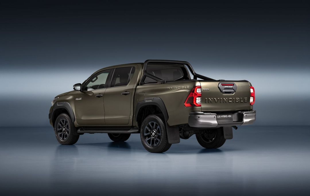 84230-2023hiluxhybrid48vmain02