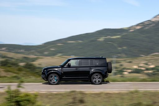 DEF_110_V8_22MY_ONROAD_210721_17