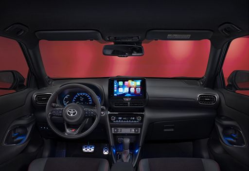 77866-2022yariscrossgrsint001-web-lr
